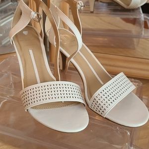 NWOT New Directions white dress heels